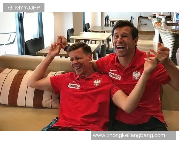 足球明星扔刀瞬间精彩合集展现运动员的另类风采与幽默感